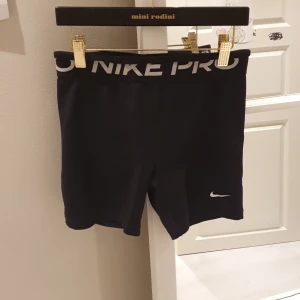Nike pro - Jättefina shorts i str XL i BARNSTORLEK så passar en 11-12 åring skulle jag säga. Gade också tänkt byta mot s i vuxen.
