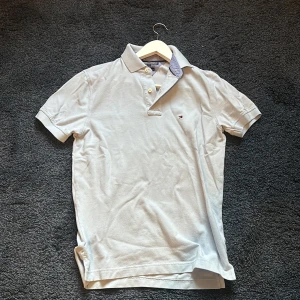 Tommy hilfiger pike - Säljer en riktigt snygg ljusblå piké från Tommy Hilfiger använt ett par gånger men tröjan är fortfarande i ny skick då inga skador på plagget finns!