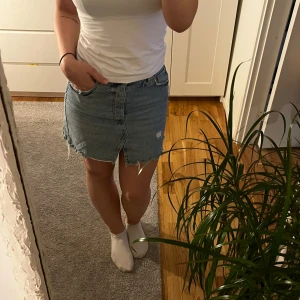 Jeanskjol - Super fin jeanskjol från Gina i storlek 36. Lite slitningar och en liten slits fram. Super fin till sommaren💕