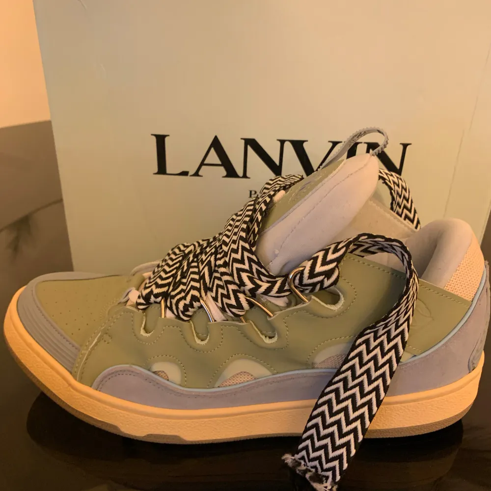 Säljer ett par helt nya Lanvin Curb sneakers i storlek 45. Skorna har aldrig använts och är i nyskick med originalförpackning och dustbags. . Skor.