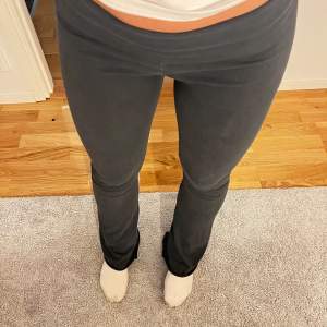 Ett par yogapants från Brandy melville. Vilket även innebär att de är one size. På mig som är 163 och som bär storlek s i byxor sitter de superbra. De är i en marinblå färg