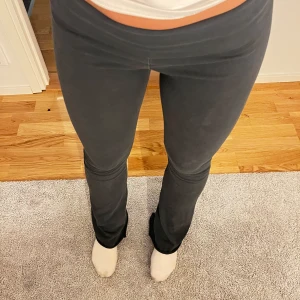 Yogapants - Ett par yogapants från Brandy melville. Vilket även innebär att de är one size. På mig som är 163 och som bär storlek s i byxor sitter de superbra. De är i en marinblå färg