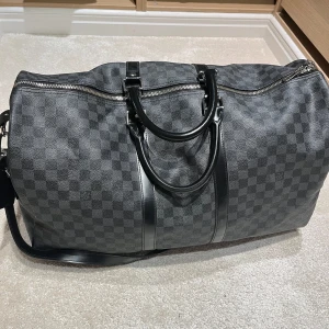 Louis Vitton väska  - En Louis Vitton väska i mycket bra skick. Rymmer massor ut av kläder samt så är det en väldigt bra resväska. Priset är fast då denna vara är väldigt dyr. Väskan har även Axel band. 