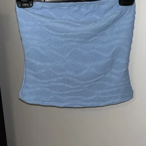 Toppar - Tub topp från shein, blå i storlek S, är knappast använd och i Bra skick