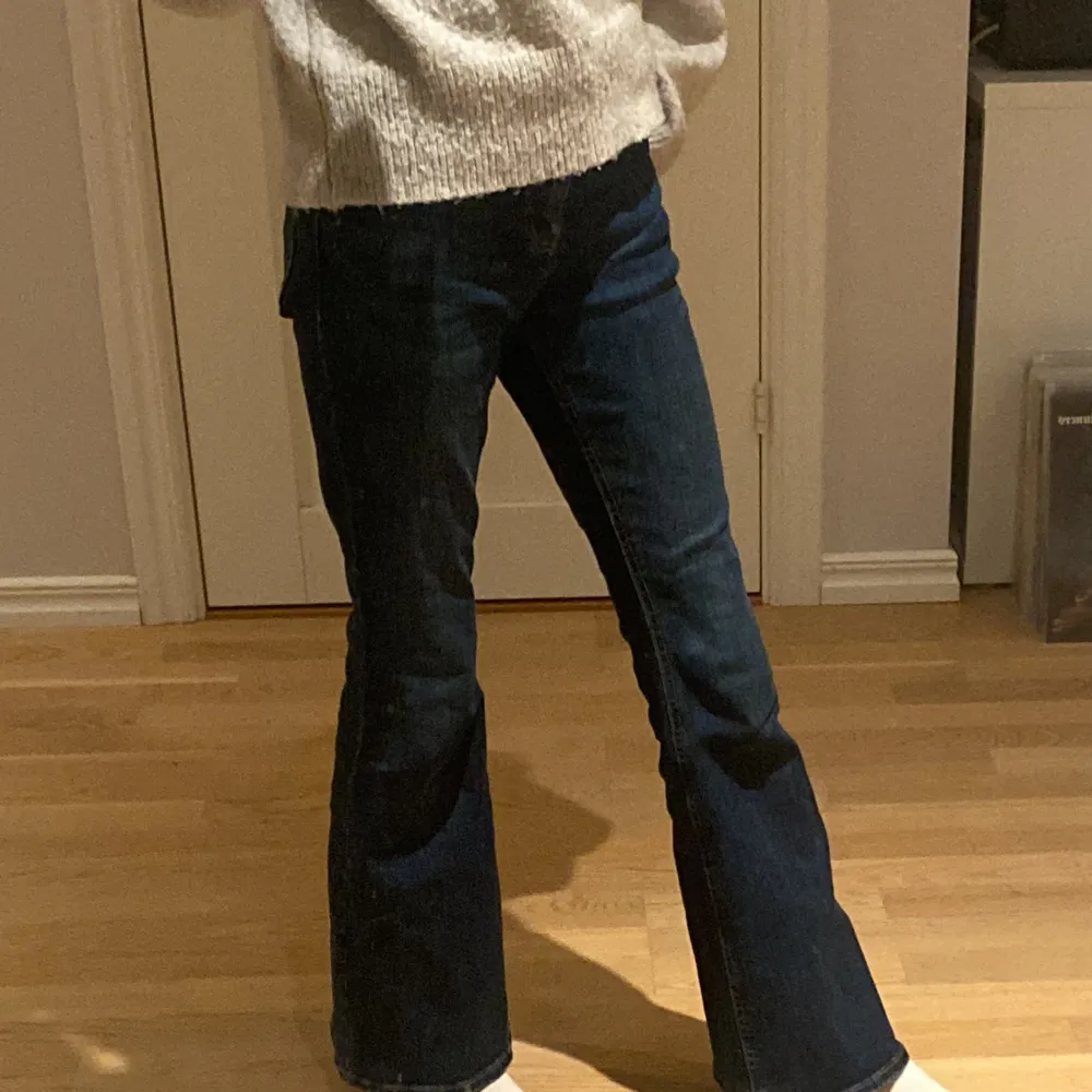 Säljer ett par snygga blå bootcut jeans. Jeansen är i väldigt bra skick och har en skön passform. Säljer pågrund av att dem är för små. . Jeans & Byxor.