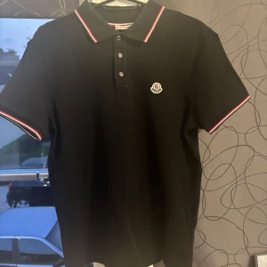 Moncler pike - Köpt på room 1006 i Malmö.  Den är använd ett fåtal gånger och i nyskick.  Passar m/s Nypris idag ligger på 3500. 