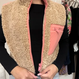 En pälsig väst  - Pälsig väst från pull&bear, har inte använts många gånger. Ser fortfarande ny ut! Storlek M men är väldigt liten så skulle säga att den skulle passa XS/S.