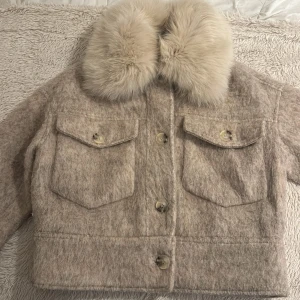 Meotine (Charlie jacket) - Storlek xs/s jätte snygg jacka och är varmare material än Charlie jacket i färgen svart, jackan är i bra skick och är inte använd många gånger.💗