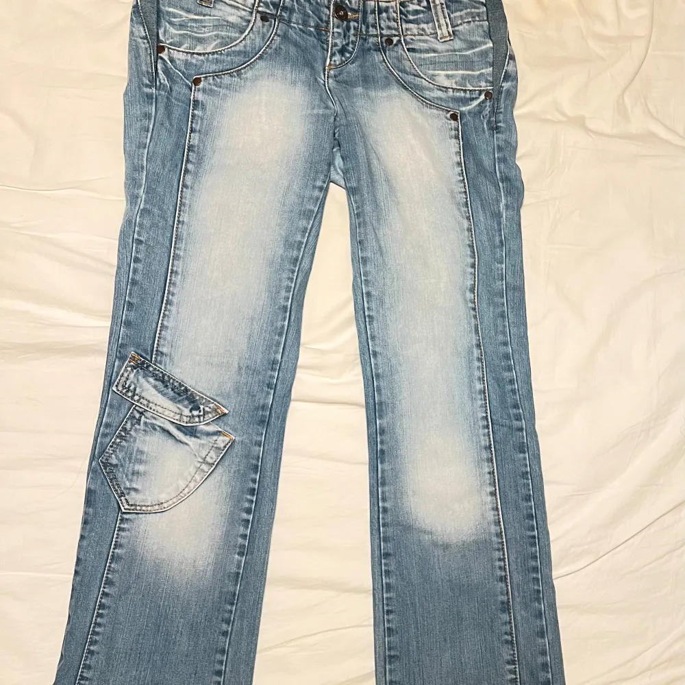 Hej! Säljer ett par superfina lågmidjade jeans! Midjemått 37 rakt över och benlängd ca 97cm. Jag var hos skräddare och sydde om midjan (se sista bilden) men det ser bara ut som jeansens design.  . Jeans & Byxor.