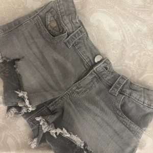 Gina jeans shorts  - Jätte fina jeans shorts från Gina med knappar. (Kan ha fel men tror inte att dom säljs längre.) Gråa i storlek 146, är lite större i storleken. Bra skick. Priset kan diskuteras💞