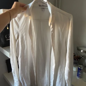 Skjorta  - Fin satin skjorta använd 2 gånger, från hm, storleken passar även en s🤍