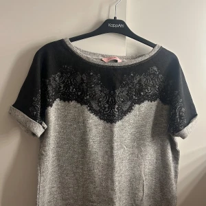 T-shirt/ blus - Lite tjockare än en vanlig T-shirt. Spets tryck.  Jättefin.