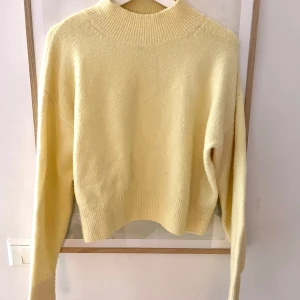 Other stories Gul tröja - Mycket bra skick, använda fåtal gånger. Skicka meddelande om du vill ha fler bilder.