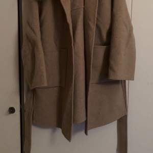 Alicia coat i färgen taupe, köpt på furstockholm. Kappan har äkta päls och är i storkek M, använd 2-3 gånger. Nypris 1600kr. 