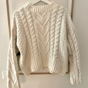 Kavelstickad tröja - Mycket bra skick, använda fåtal gånger. Skicka meddelande om du vill ha fler bilder.