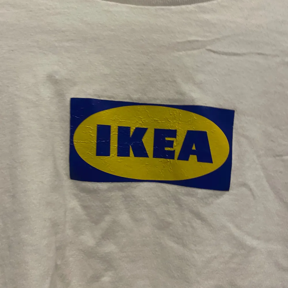 Tshirt med Ikea tryck! Köpt från en Japansk hemsida och ej direkt från Ikea, så ej äkta! . T-shirts.