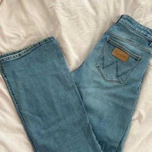 Blå bootcut jeans  - Snygga jeans som inte kommer till användning!