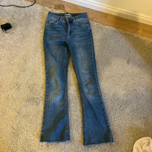 Blåa bootcut Jean Gina Tricot - Perfect Jeans Gina Tricot Str: S - INT  Midjemått: 64cm Innerbenslängd: 72cm 