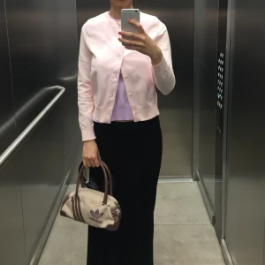 Comme des garçons kofta - En otroligt vacker & unik kofta från CDG i ljusrosa/lila. Koftan har en insydd innertröja (se bild 3) och går att knäppa upp/stänga helt, den är mycket sparsamt använd så är i jättefint skick! Köptes i butiken i London🌷🪽🫧🤍 skriv gärna vid frågor!