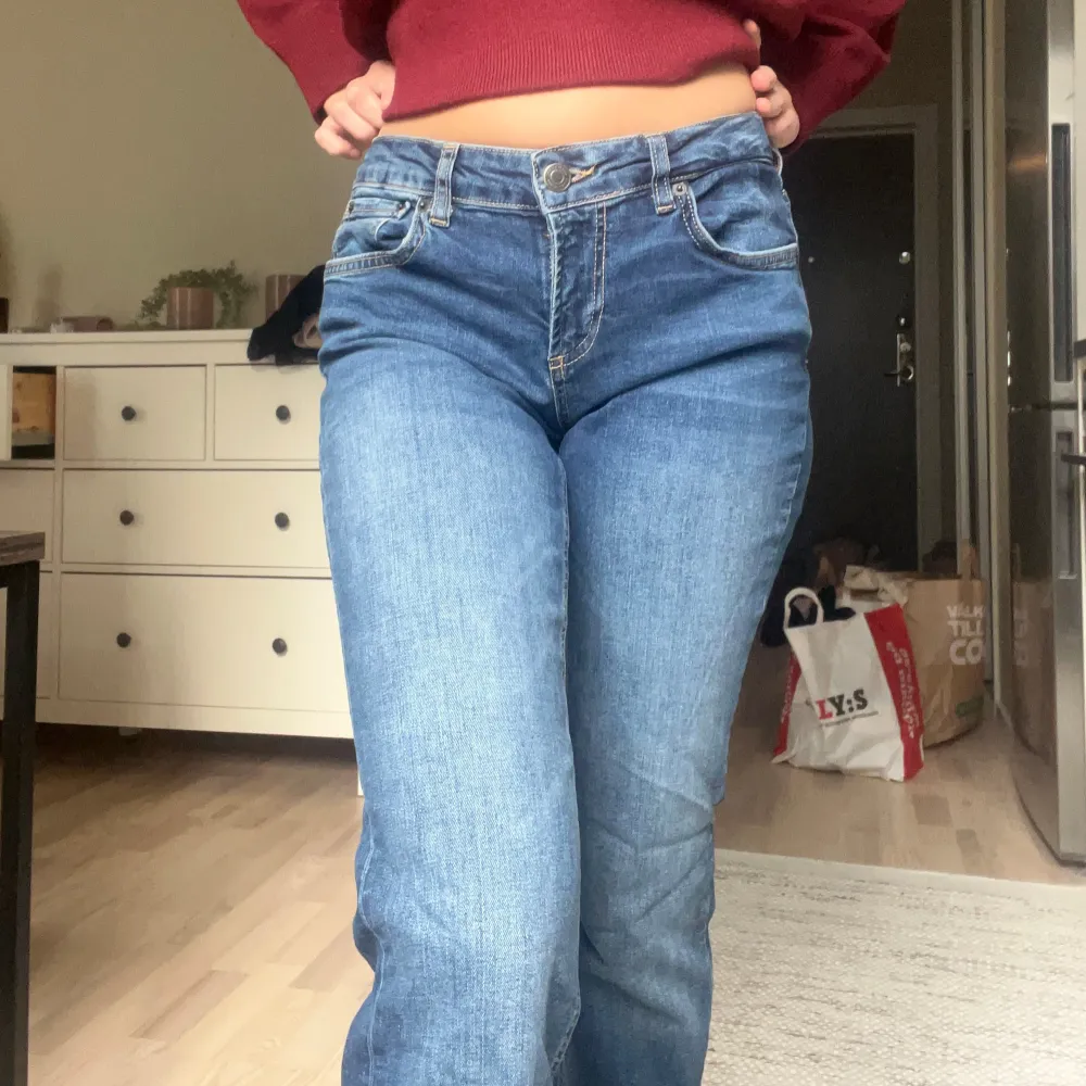 Lågmidjade bootcut jeans från Zara, helt slutsålda på hemsidan 🫶. Jeans & Byxor.