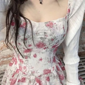 vit fin klänning med blommor  - denna har använts ett fåtal gånger, men det finns inga defekter 💓 