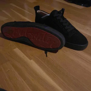 Louboutins  - Louboutins utan spikar Kvitto skolåda finns  Skriv om du har frågor