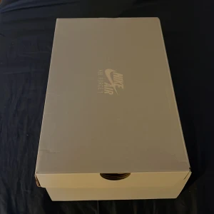 Svarta Nike Air Force 1 - Säljer ett par klassiska svarta Nike Air Force 1 i nyskick. Skorna har en stilren design med snörning och en robust sula för extra komfort. Perfekta för både vardag och fest!