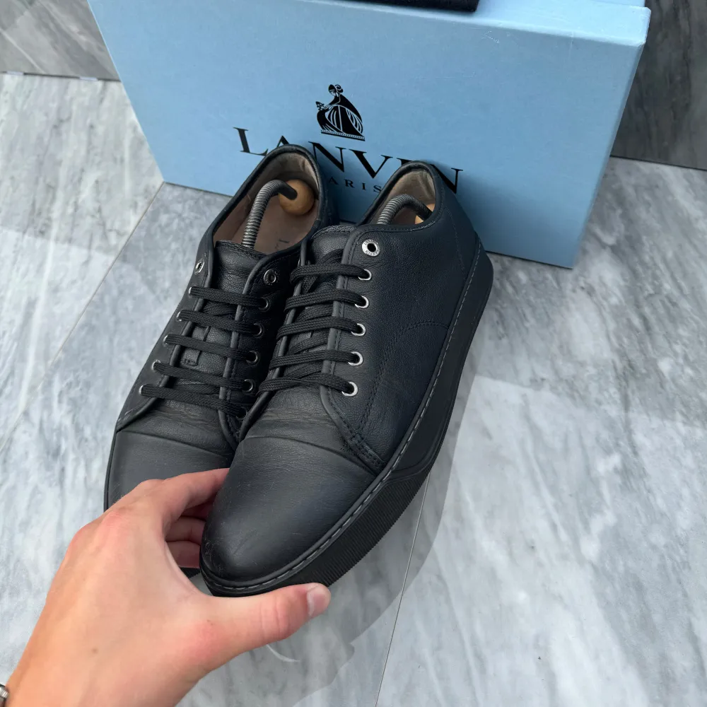 STEAL! Lanvin sneakers | Fint skick | Sitter 1 storlek större | Nypris: 4499 kr | Ingår: endast skorna | Frakt spårbart via Postnord eller Instabox, där köparen betalar | Tveka inte att höra av dig vid frågor📩. Skor.