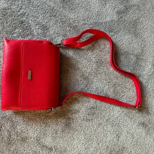 Väska IVYREVEL - Väska från märket IVYREVEL, helt oanvänd röd fin väska. Hör av er för frågor!!!