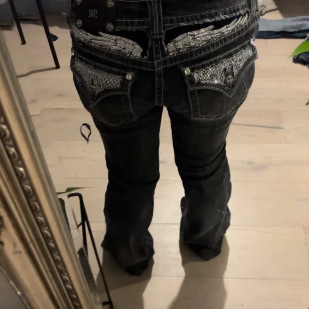 Storlek 31, lågmidjade miss me jeans. Skinny jeans som jag sytt om till bootcut. Säljer då de är för stora för mig och därför inte kommit till användning 💕 skriv vid intresse eller tryck på köp nu. Jeans & Byxor.