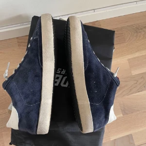 Golden goose  - Säljer nu dessa extremt limiterade Golden goose skor i storlek 41/42  på grund av att de tyvärr är för små. Använda sparsamt och skorna är i 10/10 skick. Kartong och dustbag medföljer. Hör av er vid frågor!💯 Öppen för byten och pris kan diskuteras inom rimlig siffror 😃😃