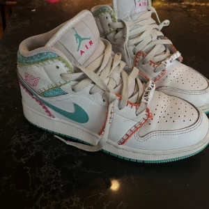 Jordans - Säljer mina coola Jordans som är limited edition så dom säljs inte mer, köpt för ca ett år sedan och använda fåtal gånger, skriv för frågor💕pris går att diskutera