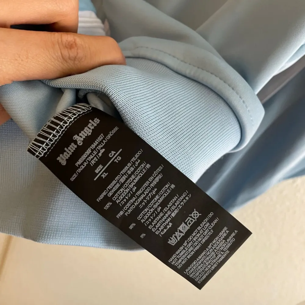 Helt ny oanvänd tracksuit i bästa kvalite och är kvar med plasten och tags i baby blue. Pris går att diskutera, men bättre kvalite finns inte. Tyvärr för stor för mig :(. Sportswear.