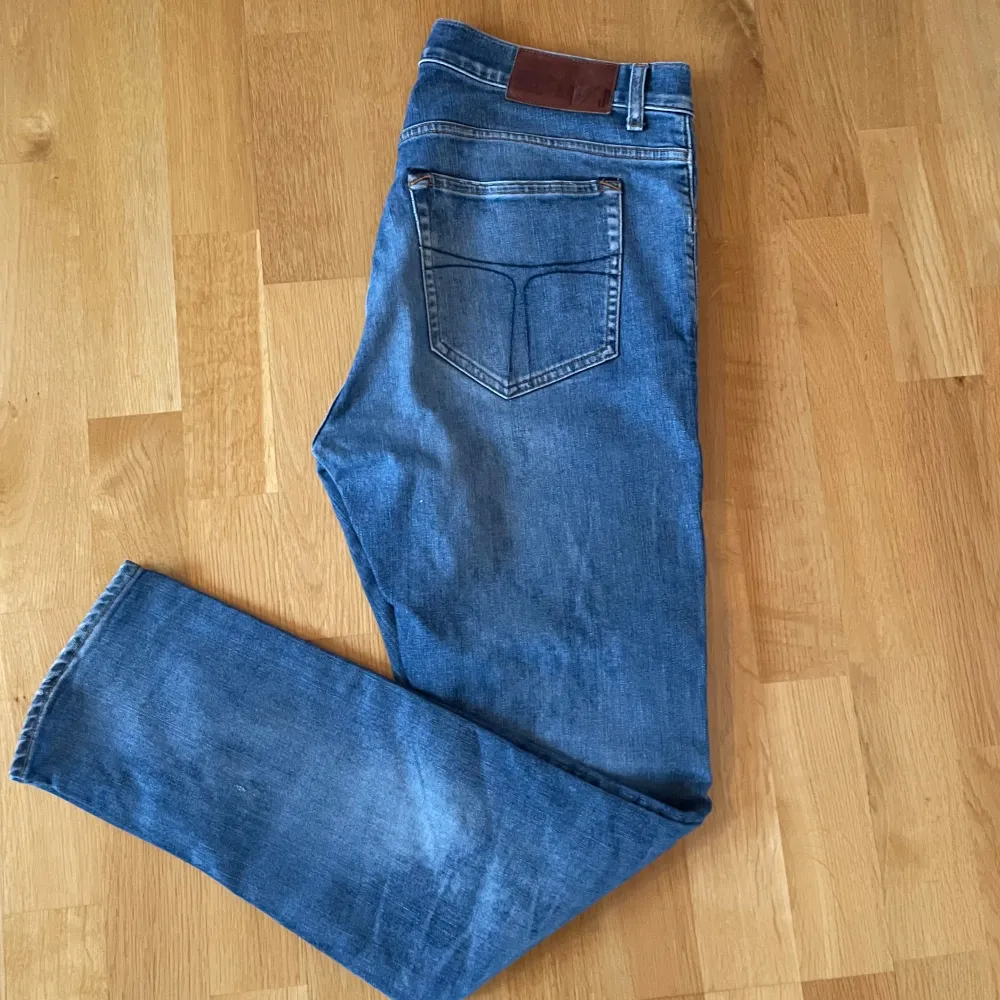 Halloj, säljer nu dessa tiger jeans!  Info:  Märke: Tiger of Sweden  Modell: Evolve Cond: 9/10 Färg: blå Storlek: 31/32   Tveka inte på att ställa frågor!  // SS ⭐️. Jeans & Byxor.