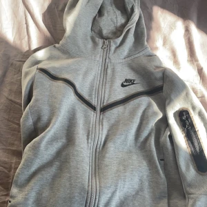  Storlek 147-158.  Nike tech grå hoodie - Bra skick . Har inte använt så mycket 