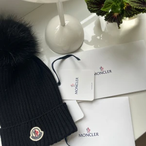 Moncler mössa med pom pom - Moncler mössa i modell ”wool beanie with pom pom” 🤍🐻 Oanvänd och endast testad!  Nypris 3650kr och har kvitto, äkthetsbevis och originalförpackning🤍