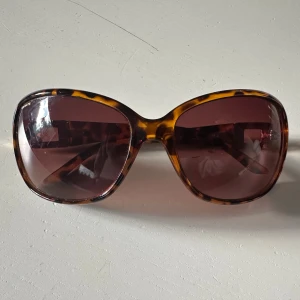 Swedish design solglasögon - Snygga solglasögon som kurvar sig runt huvudet, som ett par ”sportiga”. Aldrig använda och i fint skick!