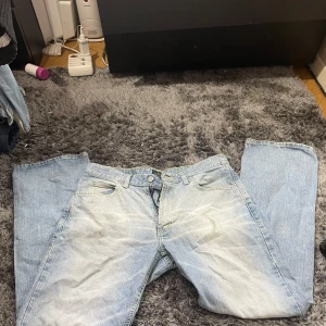 Ljusa bootcut jeans från Batistini - Säljer ett par ljusa bootcut jeans från Batistini i modellen Miami. De har en klassisk femficksdesign och är i en snygg ljusblå tvätt. Perfekta för en avslappnad stil och passar bra till både vardag och fest. De är i storlek W34 L30 och har en bekväm passform.