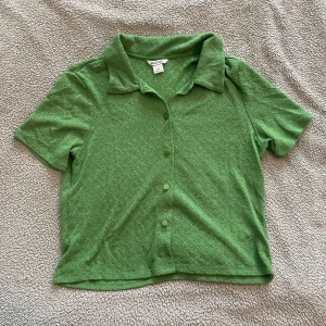 grön kjorta  - är som ny, har använts en gång