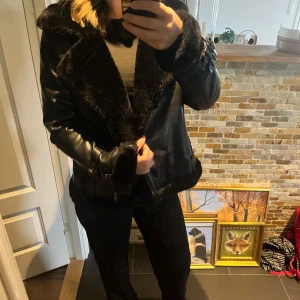 Skinnjacka med pälsfoder - 100% syntet, inte äkta skinn eller päls!  Super mysig och varm jacka!  Upplevd storlek S/M. 