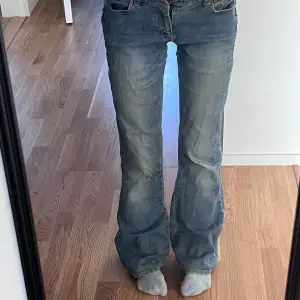 Ljus blåa bootcut jeans i storlek 170! Dem är bootcut och ganska lowwaist! Som du ser på bild 3 så finns  super snygga detaljer på sidorna på jeansen! På bild 4 så kan du även se att byxorna saknar knapp men det kan enkelt fixas! Skriv för mer info!!