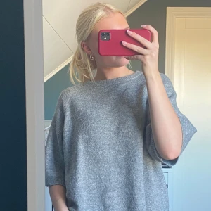 Kortärmad stickad tröja - Säljer denna snygga stickade T-shirten från lager 157💗Använt ett fåtal gånger och har inga defekter!