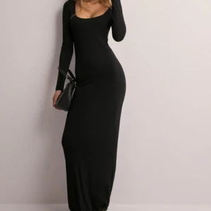 Svart Långklänning från Nelly  - Svart långklänning från Nelly som är använd 1 gång. Superskönt material 😊 nypris var 250 kr när jag köpte den 