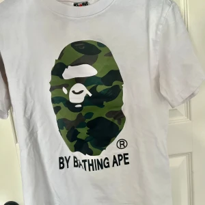 Bape tröja - Säljer min bape tröja står M men hade sagt att den är S. Tröjan har inga fel använd en gång.