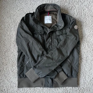 Moncler fält jacka - En grön Moncler Jacka i storlek 3. Den är  garment washed för att se mer vintage ut. Kom privat för fler bilder!