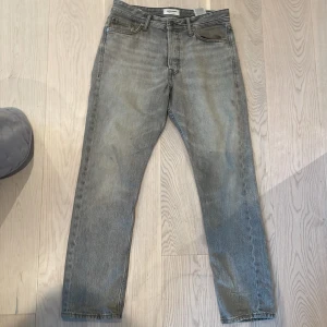 Jack and Jones Jeans - Säkjer nu ett par gråa Jack and jones jeans i Loose/Chris storlek 29 midja och 30 längd. Dem är i bra skick inga defekter. Hör av vid funderar!
