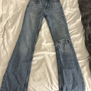 Jeans  - Säljer dessa jeans då dem inte kommer till användning längre. Köpta för 500 men säljs för 150. Det finns en liten defekt mellan lårna som man kan se på närbild på bild 3. Jätte fina och populära 