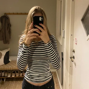 Randig långärmad tröja - Säljer en svartvit randig tröja från hm, superskön. Aldrig använd så därför säljer jag