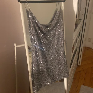 Mini klänning  - En kort glitter klänning 