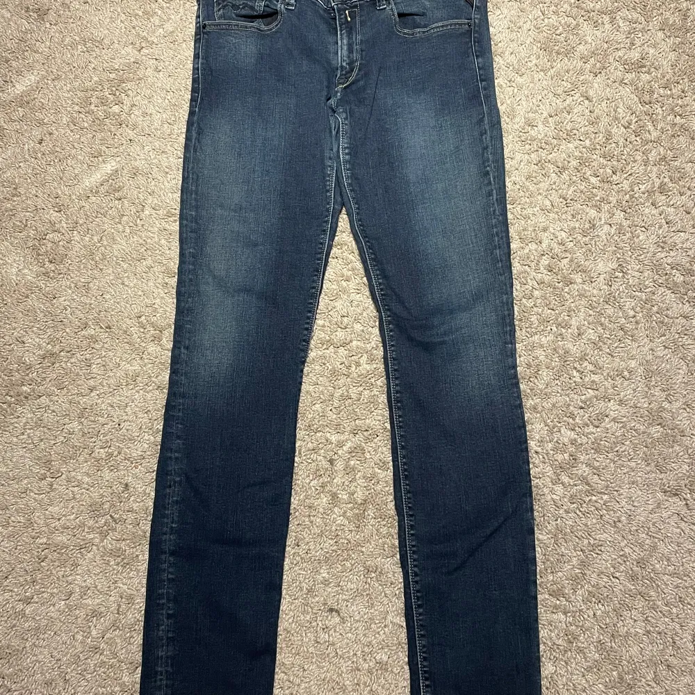 Säljer nu mina replay jeans då dom ej passar. Nyskick Ända defekten är avklippt lapp så är lite oskäker på storlek . Jeans & Byxor.